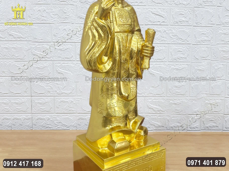 Từng họa tiết hoa văn được chạm khắc sắc nét
